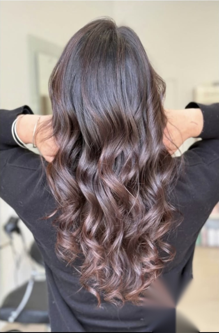 Boucles brunes brillantes cheveux longs