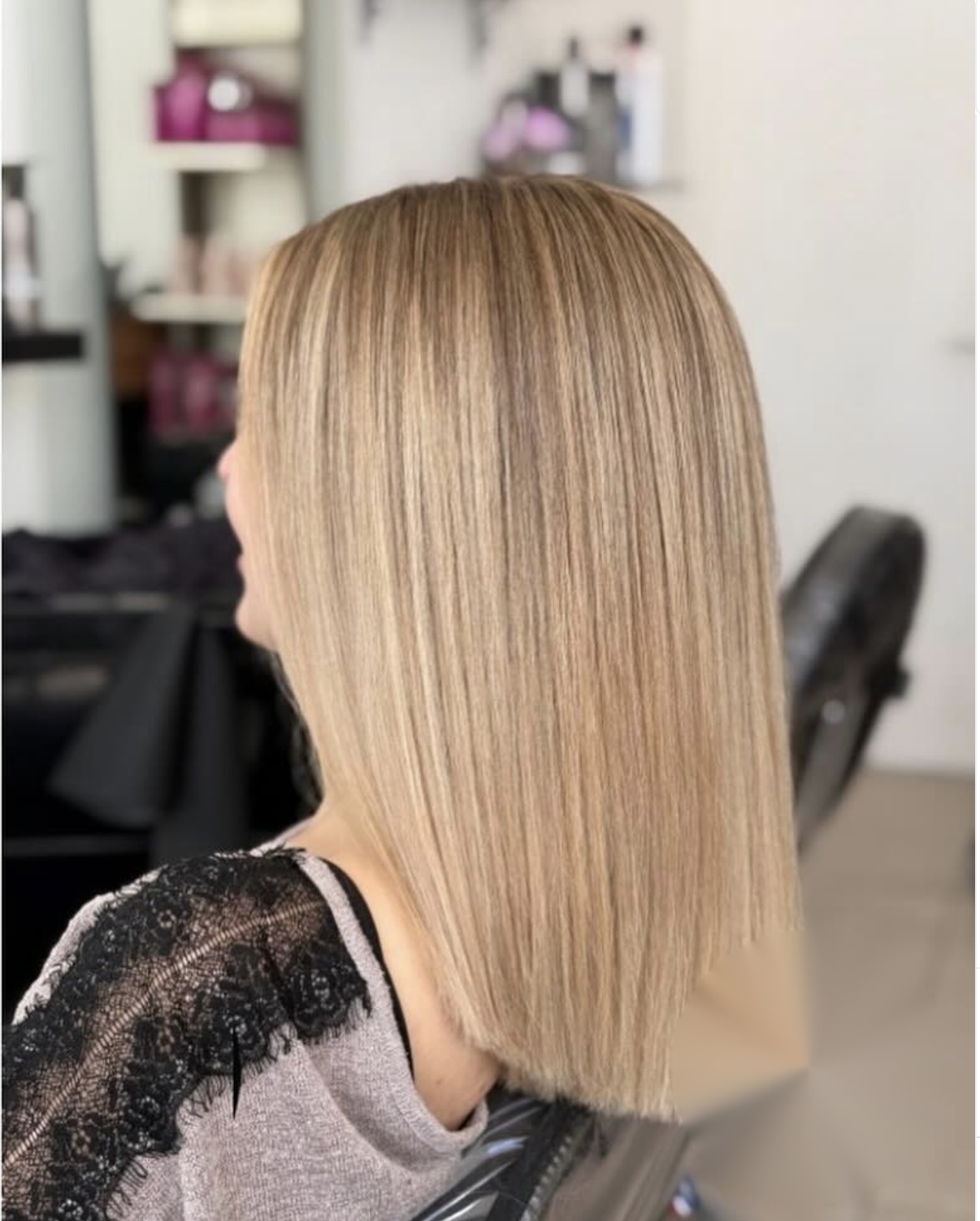 Lissage brillant sur cheveux blonds