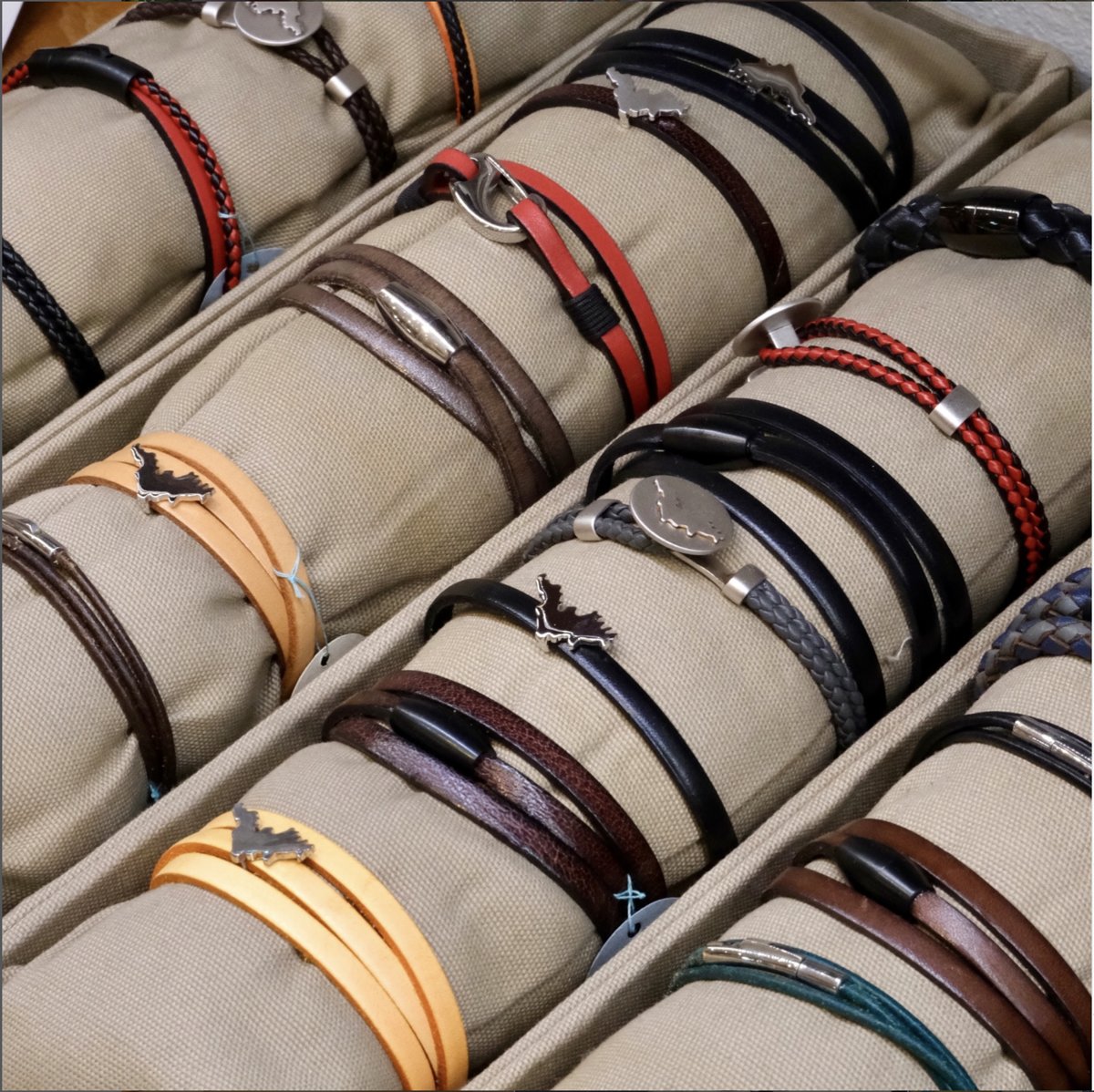 Bracelets en cuir avec breloque en forme de l'île de St Barth
